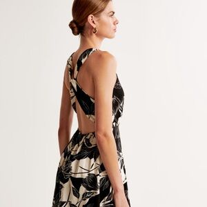 Abercrombie Black and White Floral Sleeveless Dress
Price negotiable